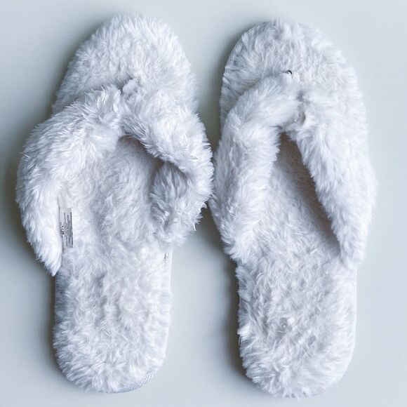 Target Gertex White Faux Fur Flip Flop Style Fuzzy House Slippers EUC | Size M/L - Picture 1 of 14